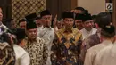 Presiden Joko Widodo didampingi Wapres Jusuf Kalla menghadiri acara Buka Puasa Bersama Partai Golkar, di Jakarta, Minggu (19/5/2019). Kegiatan tersebut mengangkat tema Menjemput Kemenangan Ramadan. (Liputan6.com/Faizal Fanani)