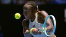 Petenis Amerika Serikat, Coco Gauff memukul bola ke arah kompatriotnya, Sofia Kenin pada hari kedua Australia Open 2025 di Melbourne, Australia, Senin (13/01/2025). (AP Photo/Asanka Brendon Ratnayake)