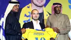 Pemain internasional Belanda, Wesley Sneijder memegang jersey nomor 10 saat diperkenalkan sebagai pemain baru klub Qatar, Al Gharafa, di Doha, Senin (8/1). Mantan gelandang Inter Milan dan Real Madrid itu dikontrak selama 18 bulan ke depan. (STRINGER/AFP)