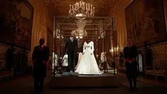 Gaun pernikahan Putri Eugenie dan jas sang suami, Jack Brooksbank ditampilkan selama pratinjau media di Kastil Windsor, London, Kamis (28/2). Gaun tersebut akan dipajang sebagai bagian dari pameran yang berlangsung hingga 22 April 2019. (AP/Matt Dunham)