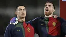 Striker Timnas Portugal, Cristiano Ronaldo (kiri) dan kiper Jose Sa berbaris menyanyikan lagu kebangsaan Portugal sebelum dimulainya laga lanjutan Grup J Kualifikasi Euro 2024 menghadapi Liechtenstein di Rheinpark Stadium, Vaduz, Jumat (17/11/2023) dini hari WIB. (Keystone via AP Photo/Gian Ehrenzeller)