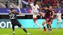 Pemain Kanada, Tani Oluwaseyi (tengah) berebut bola dengan pemain Venezuela, Yordan Osorio pada laga perempat final Copa America 2024 di AT&T Stadium, Arlington, Texas, Sabtu (06/07/2024) WIB. (AFP/Getty Images/Sam Hodde)
