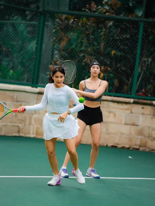 <p>Dian Sastro dan Anya Geraldine serta beberapa artis tanah air lain baru saja terlihat bermain tenis bersama. Beberapa foto yang diunggah menarik untuk disimak, bahkan banjir pujian dari netizen. [Foto: Instagram/therealdisastr]</p>