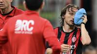 Gelandang Kroasia AC Milan #14 Luka Modric meninggalkan lapangan setelah cedera selama pertandingan Serie A Italia antara AC Milan dan Juventus FC di stadion San Siro di Milan, Italia utara, pada 27 April 2026. (Stefano RELLANDINI/AFP)