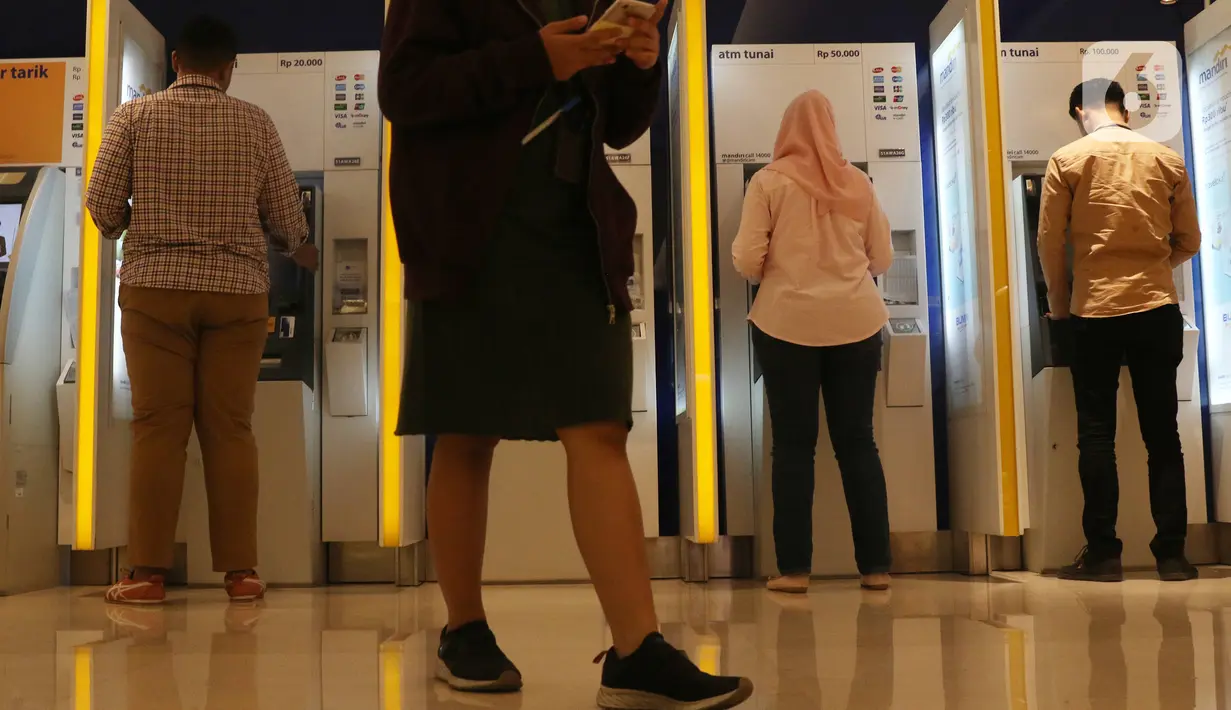 Nasabah melakukan transaksi elektronik perbankan melalui ATM di Jakarta, Selasa (4/2/2020). Transaksi kanal elektronik Bank Mandiri sepanjang 2019 juga terdongkrak naik empat persen secara yoy menjadi  Rp 2,1 miliar transaksi dengan nilai finansial sebesar Rp 3,1 triliun. (Liputan6.com/Angga Yuniar)