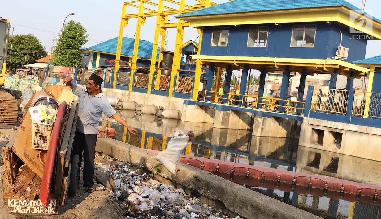 Warga membuang sampah di sekitar pintu air Kali Item, Kemayoran, Jakarta, Selasa (2/10). Tidak tersedianya tempat pembuangan menyebabkan warga membuang sampah di lokasi tersebut sehingga menimbulkan bau tidak sedap. (Liputan6.com/Immanuel Antonius)