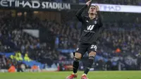 Pada menit ke-63 Fulham nyaris mencetak gol kedua. Sayang, Fabio Carvalho gagal memaksimalkan bola rebound hasil tembakan Neeskens Kebano yang ditepis kiper Manchester City Zack Steffen. (AP/Jon Super)