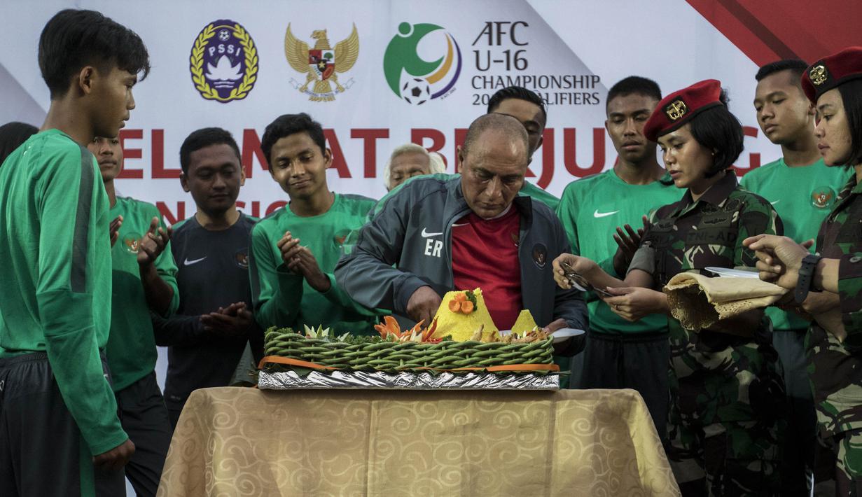 Ketum PSSI, Edy Rahmayadi, memotong tumpeng saat acara pelepasan Timnas Indonesia U-16 di Stadion Atang Sutresna, Jakarta Timur, Rabu (12/9/2017). Timnas U-16 akan mengikuti kualifikasi Piala AFC U-16. (Bola.com/Vitalis Yogi Trisna)