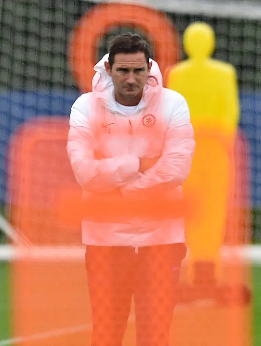 Pelatih Chelsea, Frank Lampard melihat pemainya berlatih selama sesi latihan tim di Cobham Chelsea di Stoke D'Abernon, London (1/10/2019). Chelsea akan bertanding melawan wakil Prancis, Lille pada grup H Liga Champions. (AFP Photo/Glyn Kirk)