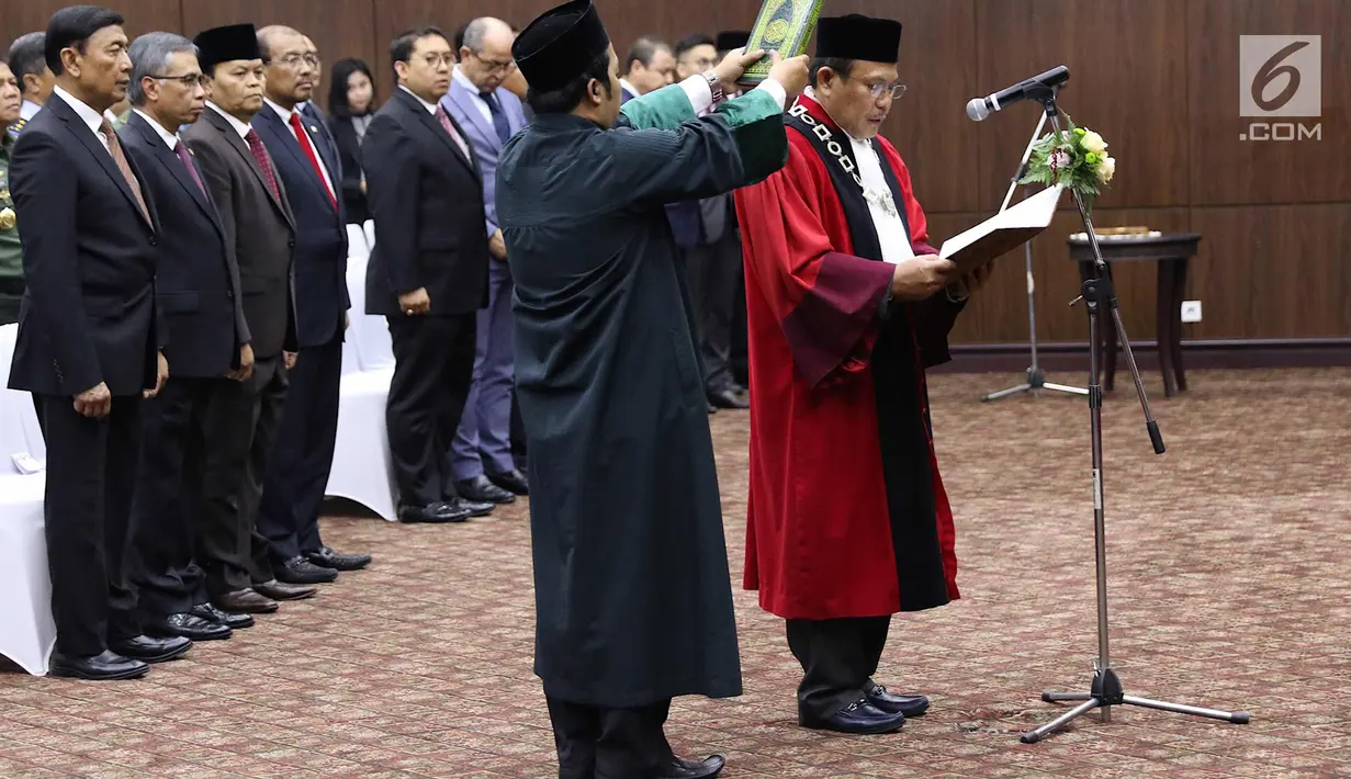 Wakil Ketua MK terpilih Aswanto saat acara pengucapan sumpah jabatan Ketua dan Wakil Ketua MK di gedung MK, Jakarta, Senin (2/4). Anwar dan Aswanto resmi jadi Ketua dan Wakil Ketua MK periode 2018-2020. (Liputan6.com/Immanuel Antonius)
