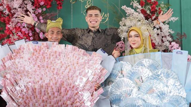 Momen Haru Aisar Khaled Beri Kejutan Rp100 Juta untuk Karyawannya yang Menikah (credit: https://www.instagram.com/aisar_khaledd/).