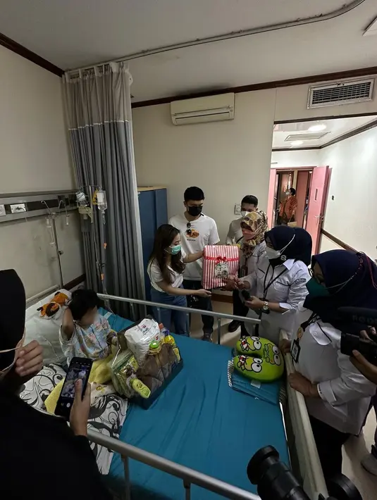 Sebagai seorang ibu, Nikita juga berharap putranya bisa lebih banyak bersyukur. "Semoga Issa bisa mencontoh kakak disana untuk selalu bersyukur dan tersenyum." sambung Nikita. [Instagram/nikitawillyofficial94]