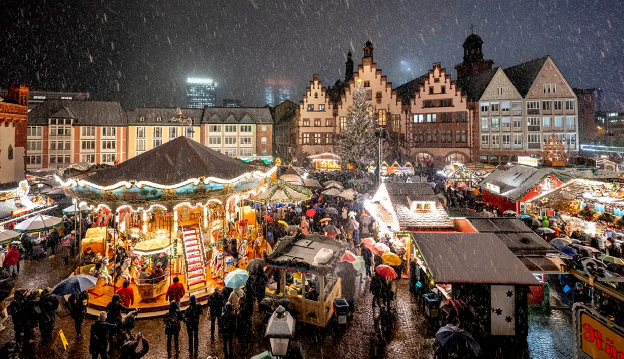 Orang-orang Frankfurt sangat bangga dengan sejarah pasar Natal lokal mereka, Weihnachsmarkt. Penyebutan pasar paling awal berasal dari tahun 1393 dan berasal dari dokumentasi resmi sejak saat itu. (AP Photo/Michael Probst)