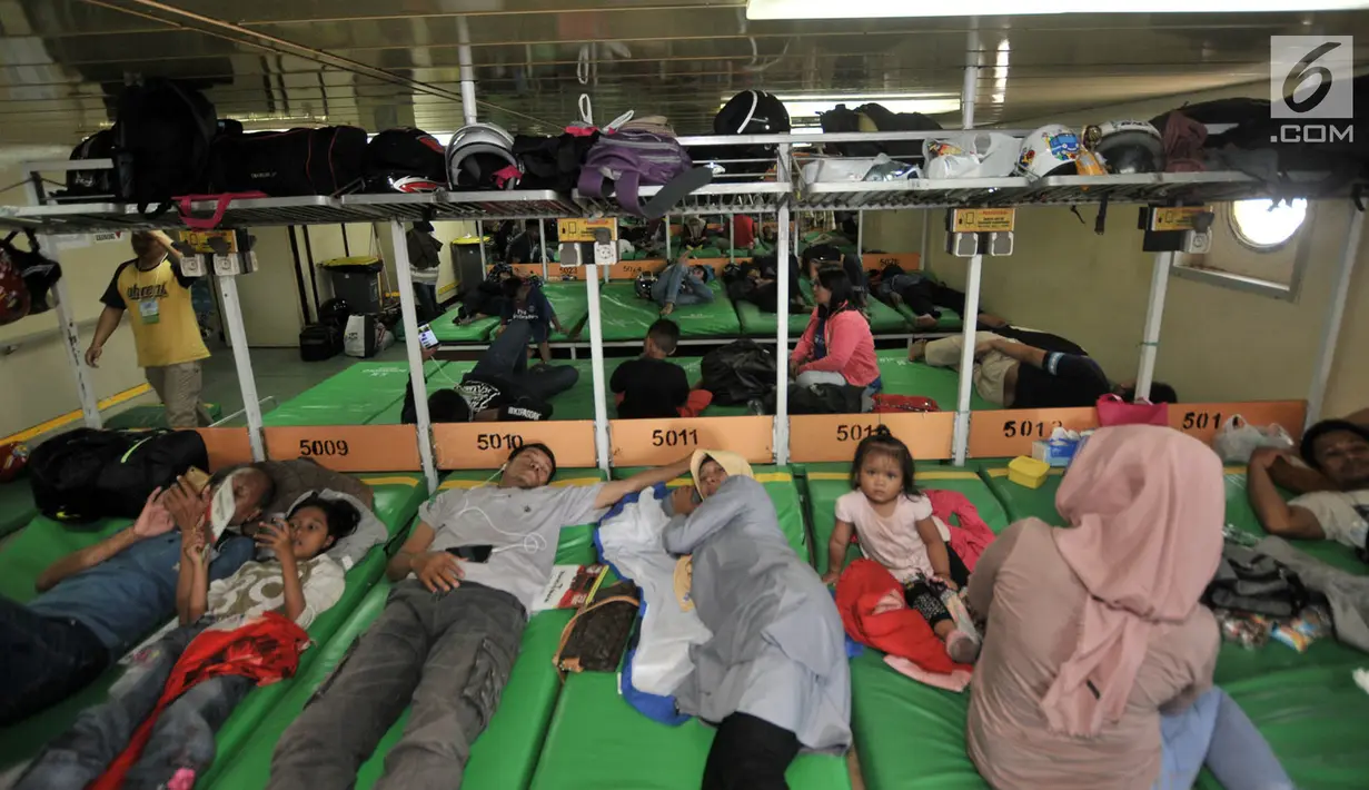 Pemudik beristirahat di KM Dobonsolo tujuan Tanjung Emas Semarang di Terminal Nusantarapura, Pelabuhan Tanjung Priok, Jakarta, Kamis (30/5/2019). Jumlah pemudik yang menggunakan kapal laut dari Pelabuhan ini diprediksi akan bertambah hingga hari puncak 1 Juni 2019. (merdeka.com/Iqbal S. Nugroho)