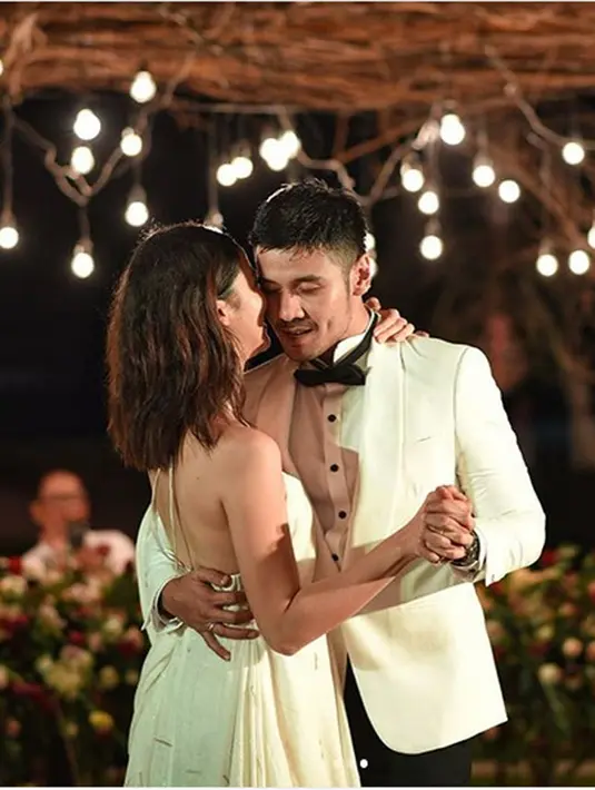 Belum lama ini, kedua pasangan yang tengah berbahagia sebagai pagantin baru itu juga membagikan beberapa potret acara bersejarah bagi keduanya. Pemeran Ben dalam film Filosofi Kopi itu juga menceritakan malam pertamanya. (Instagram/chicco.jerikho)