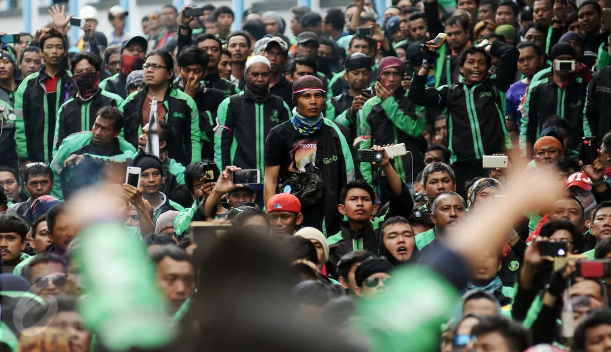Pengemudi ojek on-line GrabBike saat melakukan unjuk rasa di belakang kantor Grab di kawasan Kuningan, Jakarta, Kamis (5/1). Mereka menuntut pihak perusahaan menaikkan tarif argo per kilometernya. (Liputan6.com/Helmi Fithriansyah)
