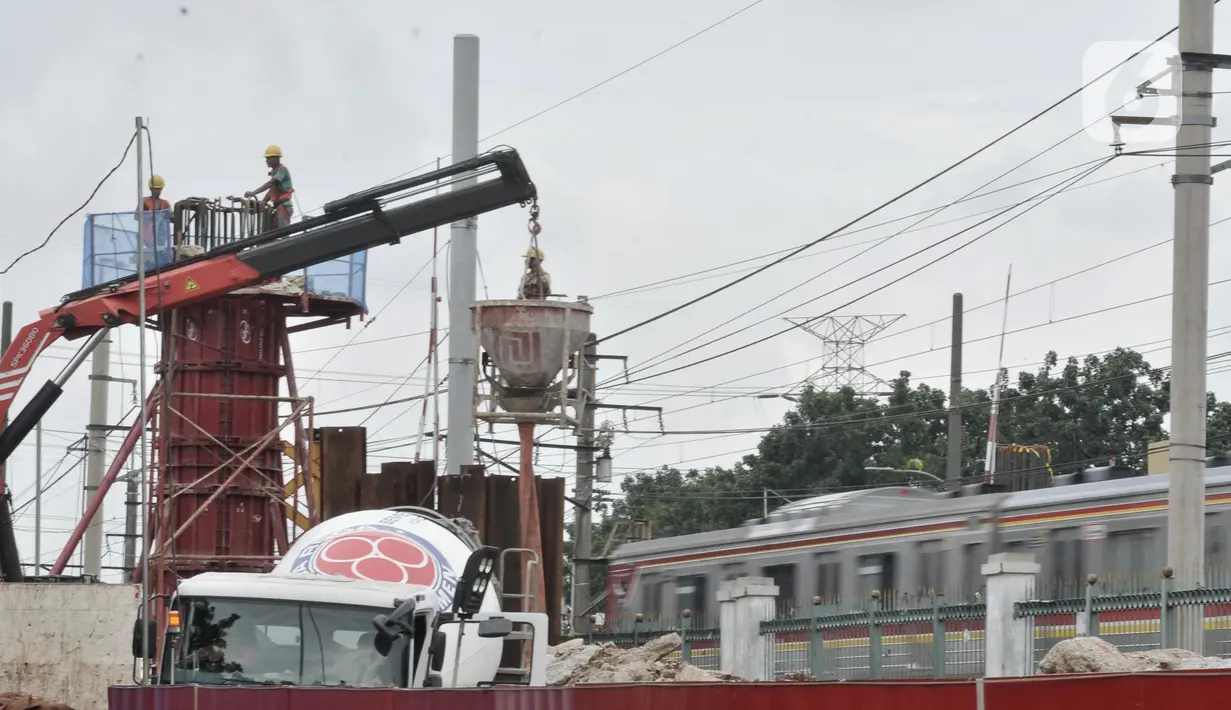 Pekerja menyelesaikan pembangunan Flyover Lenteng Agung, Jakarta, Rabu (26/2/2020). Proyek jalan layang putar arah yang menghabiskan anggaran Rp140,8 miliar tersebut ditargetkan rampung pada November 2020. (merdeka.com/Iqbal S Nugroho)