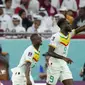 Selebrasi pemain timnas Senegal, Boulaye Dia (kanan)&nbsp;usai menjebol gawang Qatar dalam pertandingan kedua Grup A Piala Dunia 2022 yang berlangsung di Al Thumama Stadium, Qatar, Jumat (25/11/2022). (AP Photo/Petr Josek)