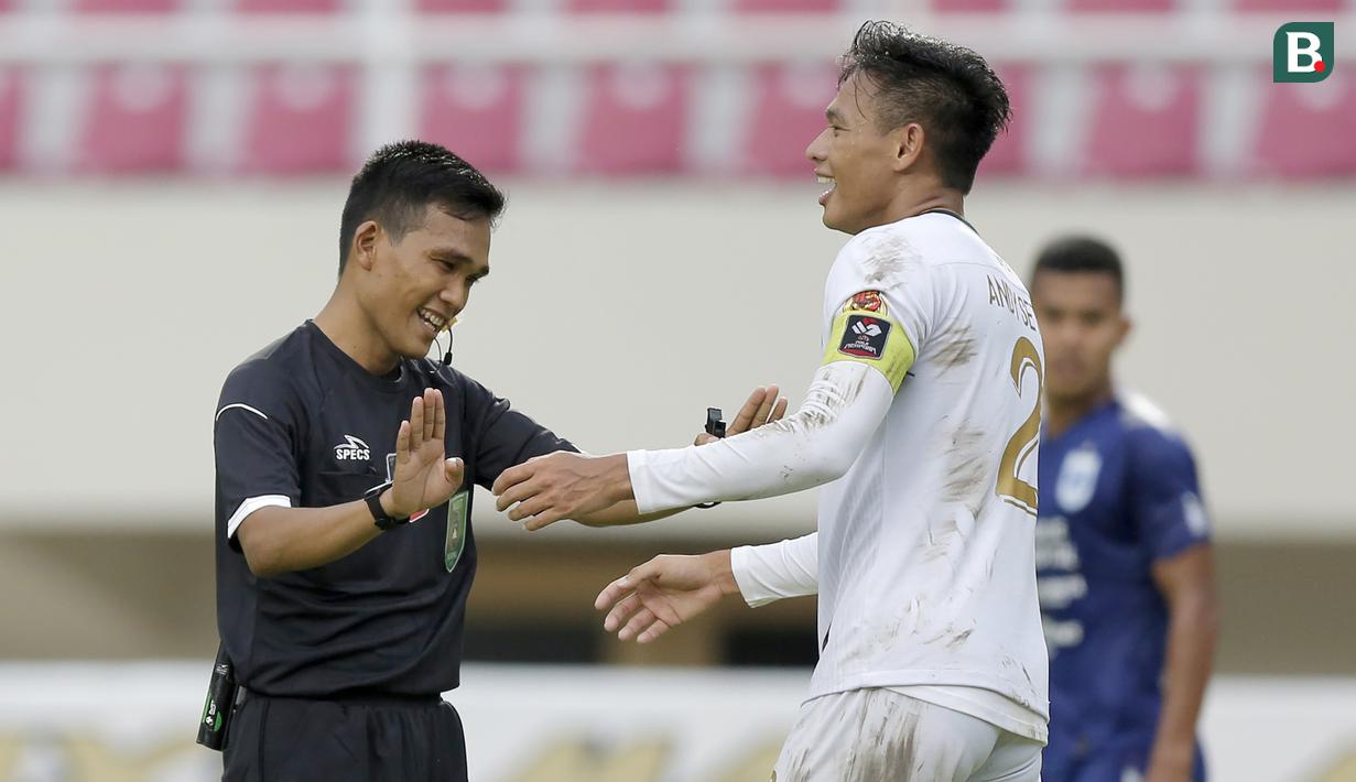 Bek Persikabo 1973, Andi Setyo Nugroho (kanan) memprotes keputusan wasit yang memberi tendangan penalti kepada PSIS Semarang dalam laga matchday ke-2 Grup A Piala Menpora 2021 di Stadion Manahan, Solo, Kamis(25/3/2021). Persikabo 1973 kalah 1-3 dari PSIS. (Bola.com/Arief Bagus)