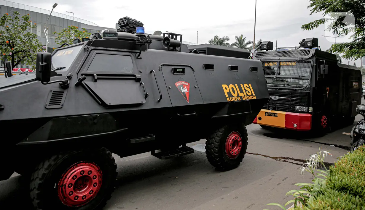 Kendaraan taktis lapis baja Barracuda disiagakan untuk menjaga keamanan di sekitar Gedung DPR/MPR RI, Jakarta, Jumat (14/8/2020). Pengamanan ekstra itu untuk mengantisipasi rencana unjuk rasa menolak RUU Cipta Kerja yang bertepatan dengan Sidang Tahunan di Gedung DPR. (Liputan6.com/Faizal Fanani)
