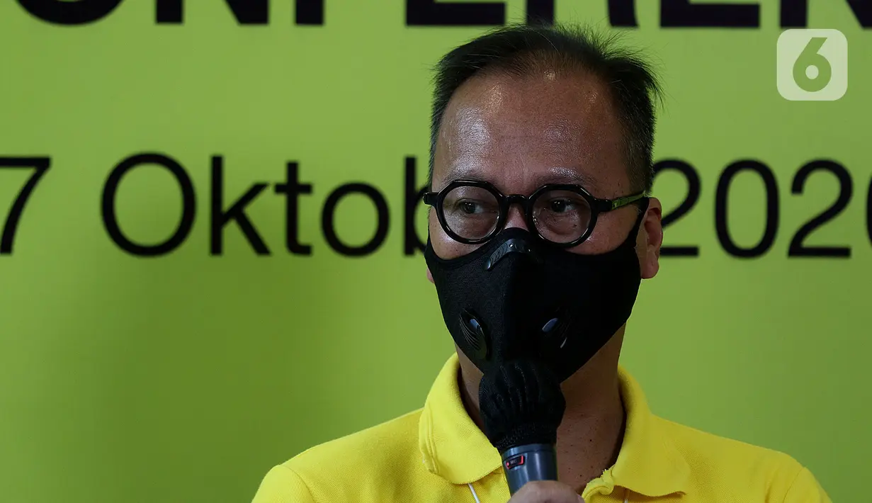 Menteri Perindustrian sekaligus Ketua Penyelenggara HUT Partai Golkar Agus Gumiwang Kartasasmita memberi keterangan terkait HUT ke-56 Partai Golkar di Jakarta, Sabtu (17/10/2020). HUT ke-56 Partai Golkar mengangkat tema "Kesehatan Pulih, Ekonomi Bangkit, Pilkada Menang". (Liputan6.com/Johan Tallo)