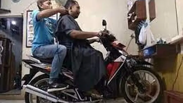6 Aksi Tukang Potong Rambut Kebanyakan Tingkah Ini Bikin Pelanggan Tepuk Jidat