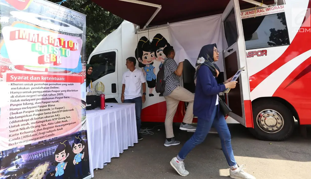 Pengunjung membuat paspor yang disediakan Dirjen Imigrasi pada acara Rumah Kreatif BUMN (RKB) BNI Fest di Halal Park, Jakarta, Sabtu (27/7/2019). Acara digelar pada tanggal 27-28 Juli 2019. (Liputan6.com/HO/Rizki)