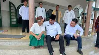 Safrizal (tengah) menyapa warga usai salat dhuhur di Masjid jami Pangkal Pinang. (Istimewa)