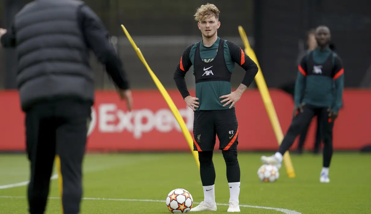Gelandang Liverpool Harvey Elliott mendapat instruksi saat sesi media dan sesi latihan di pusat pelatihan di Liverpool, Inggris, Rabu (25/6/2022). Liverpool mengusung misi balas dendam saat menghadapi Real Madrid di final Liga Champions di Parc des Princes, Paris pada Minggu, 29 Mei 2022 dini hari WIB. (AP Photo/Jon Super)