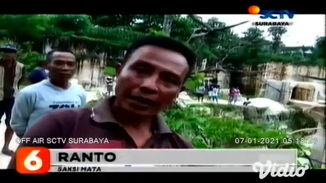 VIDEO: Truk Muatan Batu Kumbung Terjun ke Lubang Galian di Tuban