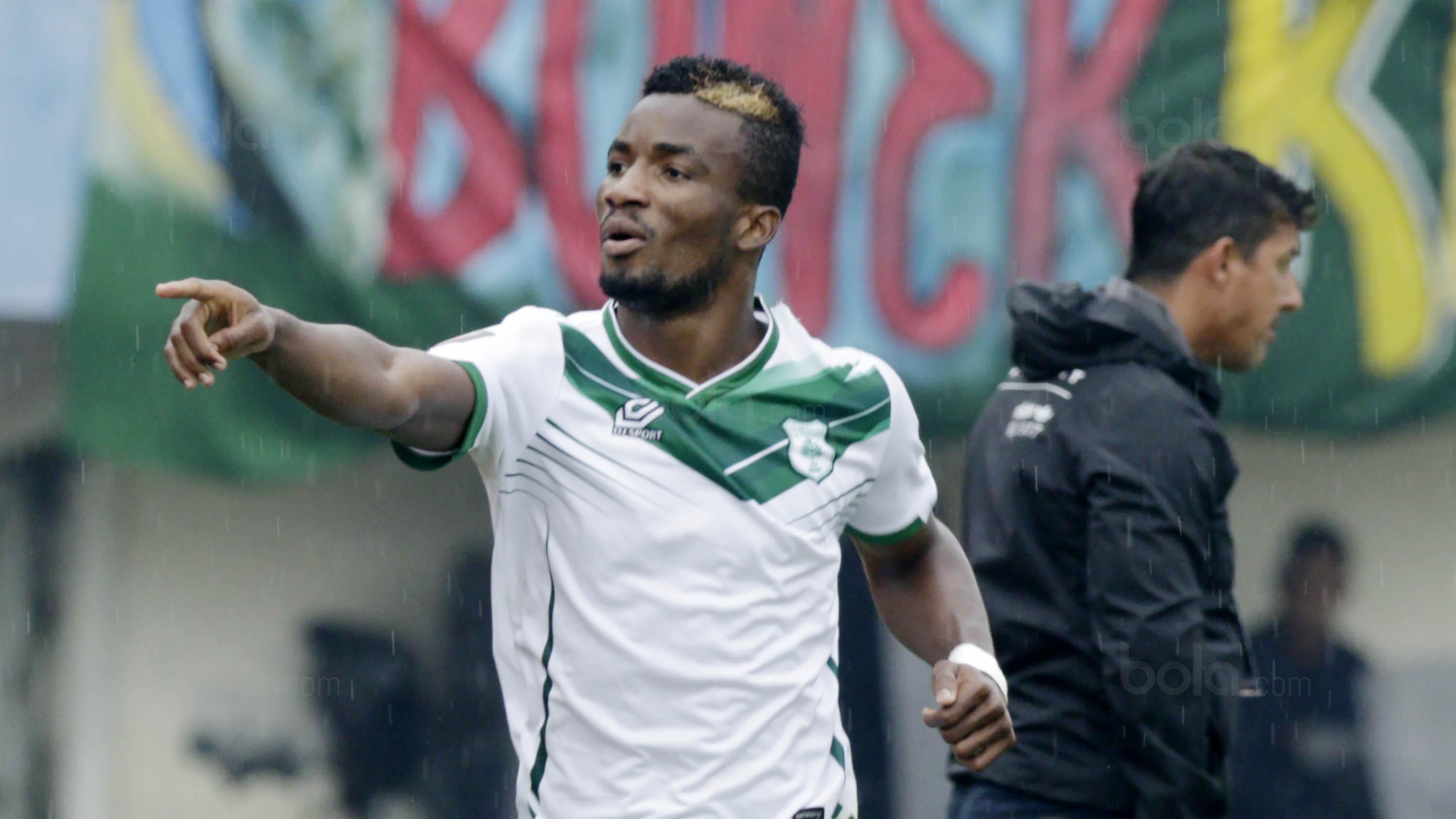 Gelandang PSMS, N'guessan Yessoh, melakukan selebrasi usai membobol gawang Persebaya pada laga perempat final Piala Presiden di Stadion Manahan, Solo, Sabtu, (3/2/2018). PSMS menang adu penalti atas Persebaya dengan skor 4-3. (Bola.com/M Iqbal Ichsan)