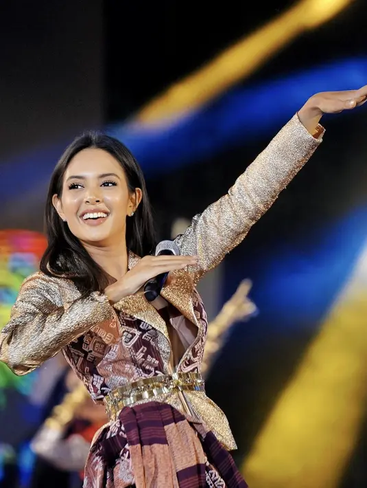 Memadukan sejumlah wastra nusantara menjadi sebuah fashion item sempurna untuk tampil formal, inspirasi blazer Aurelie Moeramans kali ini bisa ditiru. [Foto: Instagram/ Aurelie]