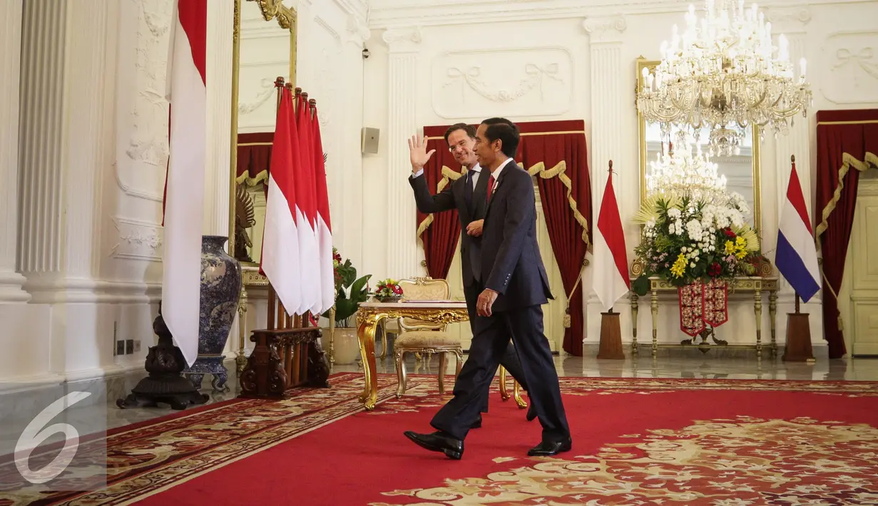 PM Belanda Mark Rutte melambaikan tangan seusai kunjungannya ke Istana Merdeka, Jakarta, Rabu (23/11). Kunjungan tersebut dalam rangka menjalin kerja sama bilateral dan penandatanganan nota kesepahaman antar kedua negara. (Liputan6.com/Faizal Fanani)