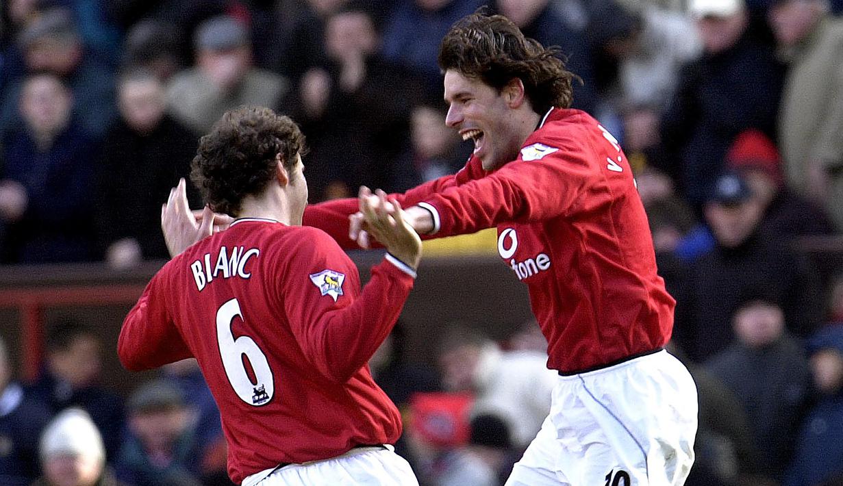 Ruud van Nistelrooy. Eks striker Belanda berusia 46 tahun yang telah pensiun pada Juli 2012 bersama Malaga ini juga mampu mencetak 20 gol di musim pertamanya di Liga Inggris dalam 26 laga bersama Manchester United setelah didatangkan dari PSV Eindhoven pada awal musim 2001/2002. Gol ke-20 dicetak saat ia membuat dua gol dalam kemenangan Setan Merah 4-0 atas Tottenham Hotspur pada pekan ke-29 Liga Inggris 2001/2002 (6/3/2002). (AFP/Paul Barker)