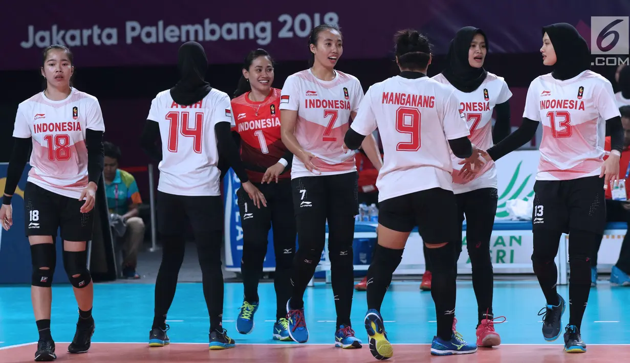 Tim voli putri Indonesia saat melawan Korea pada perempat final voli putri Asian Games 2018 di Tennis Indoor GBK, Jakarta, Rabu (29/8). Indonesia kalah 22-25. 13-25, 18-25. (Liputan6.com/Helmi Fithriansyah)
