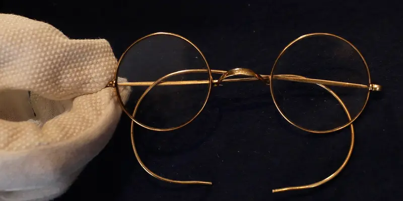 Kacamata John Lennon Dilelang
