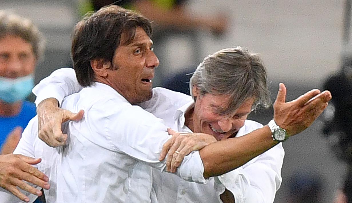 Pelatih Inter Milan, Antonio Conte, merayakan kemenangan timnya saat menghadapi Bayer Leverkusen pada perempat final Liga Europa di Duesseldorf Arena, Jerman, Selasa (11/8/2020) dini hari WIB. Inter Milan menang 2-1 atas Bayer Leverkusen dalam pertandingan tersebut. (AFP/Martin Meissner/pool)