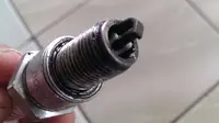 Pecahkan Keramik Busi Jadi Solusi Vespa Mogok?