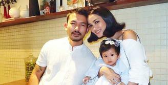 Mendapatkan predikat keluarga impian, Rio Dewanto dan Atiqah selalu buat netizen iri.