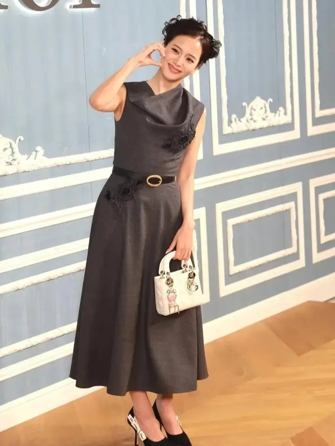 Bak Putri Elegan di Hong Kong, Pesona Jisoo BLACKPINK dengan Gaun Dior Ini Jadi Sorotan