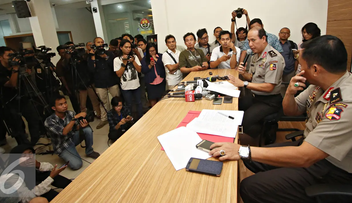 Irjen Pol Boy Rafli Amar menjawab pertanyaan wartawan saat konpers terkait tiga orang terduga teroris di Surabaya, Jakarta, Kamis (9/6). Barang bukti yang diamankan berupa empat butir amunisi, sangkur, ponsel. (Liputan6.com/Immanuel Antonius)