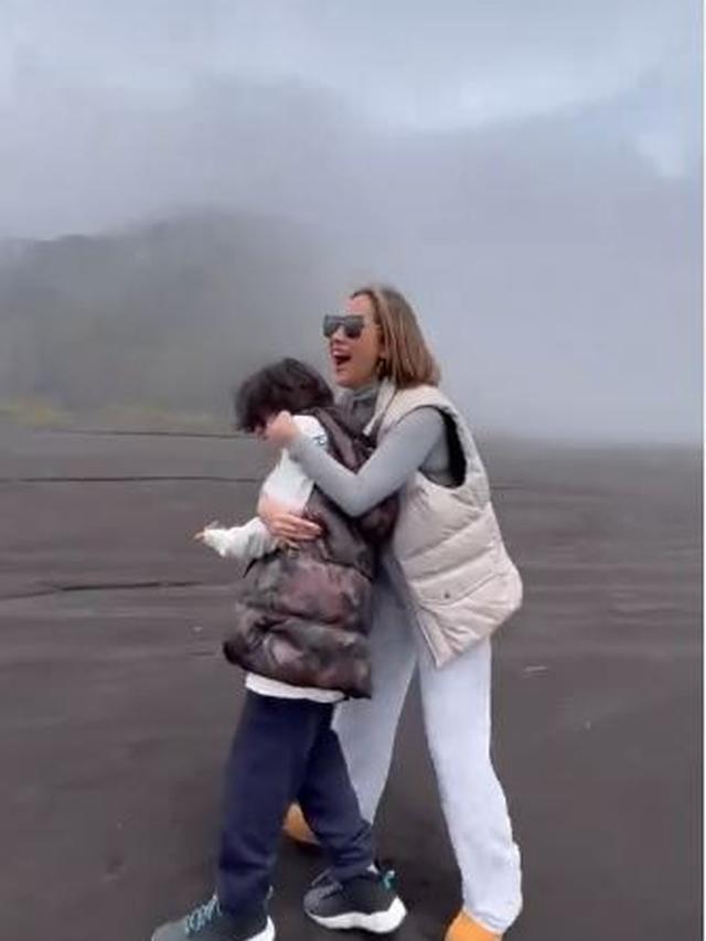 7 Momen Bunga Citra Lestari Liburan di Bromo, Berkuda Bareng Noah Sinclair