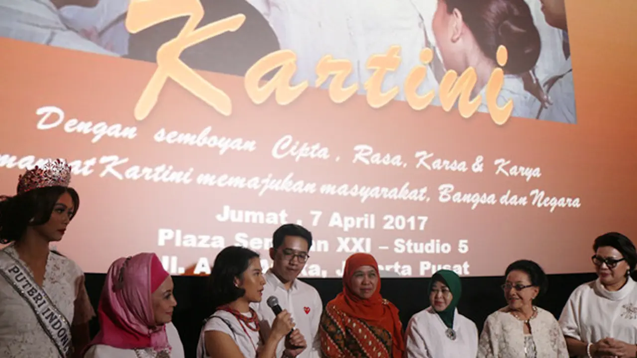 Acara ini semakin seru dan menarik para penonton karena Dian Sastro turut hadir dan foto bersama dengan Puteri Indonesia 2017, Yayasan Puteri Indonesia, dan seluruh tamu undangan. 