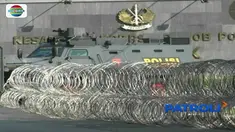 Pascakerusuhan semalam, suasana di Mako Brimob masih tegang. Bahkan petugas masih berjaga, dan kawat berduri masih terpasang di gerbang Mako Brimob.