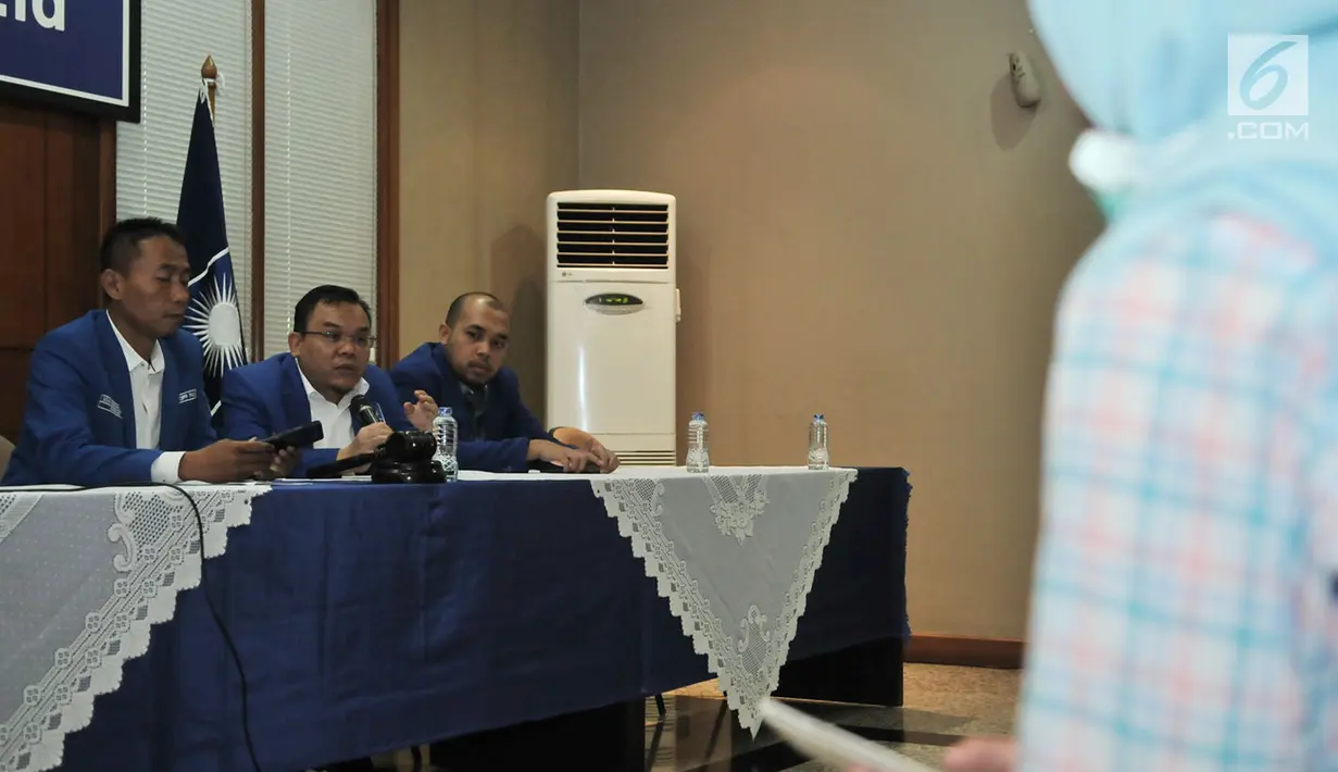Wasekjen PAN Soni Sumarsono (kiri), Wakil Ketua Komisi IX DPR RI Saleh Daulay (tengah), dan Ketua DPP Barisan Muda PAN Mora Harahap saat menggelar konferensi pers di Kantor DPP PAN, Jakarta, Selasa (1/5). (Merdeka.com/Iqbal S Nugroho)