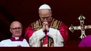 Kardinal Robert Francis Prevost dari Amerika Serikat terpilih sebagai pemimpin Gereja Katolik Dunia baru menggantikan Paus Fransiskus yang meninggal dunia pada 21 April 2025 lalu. Tampak dalam foto, Paus Leo XIV yang baru terpilih, Robert Prevost saat berpidato dari balkon loggia utama Basilika Santo Petrus, Vatikan, untuk pertama kalinya, pada 8 Mei 2025. (Tiziana FABI/AFP)