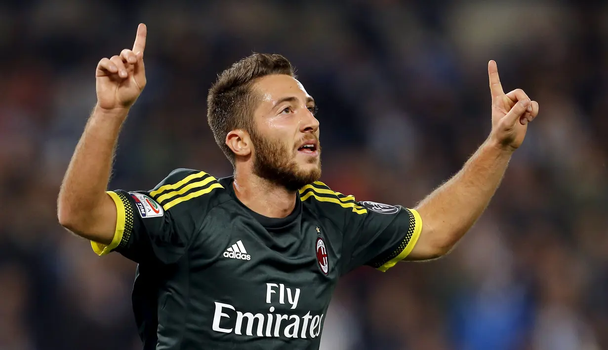 Gelandang AC Milan, Andrea Bertolacci melakukan selebrasi usai mencetak gol kegawang Lazio pada lanjutan liga serie A di Olimpico Stadium, Italia (1/2/2015). AC Milan menang atas Lazio dengan skor 1-3. (REUTERS/Giampiero Sposito)