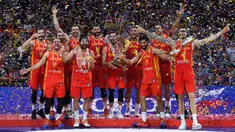 Timnas Basket Spanyol merayakan kemenangan di atas podium saat Piala Dunia Basket 2019 di Beijing, China, 15 September 2019. Pelatih Sergio Scariolo telah mengumumkan daftar pemain mereka untuk Piala Dunia Basket 2023 yang akan diselenggarakan di Indonesia, Jepang, dan Filipina. Tercatat, ada 5 pebasket NBA yang dipanggil untuk memperkuat sang juara bertahan di ajang tersebut. (AFP/Greg Baker)