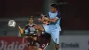 Pemain Persela Lamongan, Syahroni (kanan) berebut bola dengan pemain PSM Makassar, Rasyid Bakri dalam laga pekan ke-15 BRI Liga 1 2021/2022 di Stadion Moch. Soebroto, Magelang, Kamis (02/12/2021). (Bola.com/Bagaskara Lazuardi)