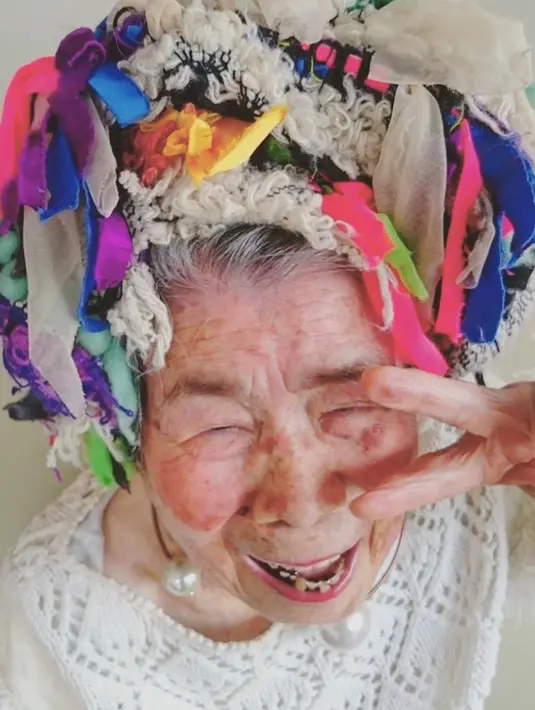 Pose Emiko (93) nenek asal Jepang saat menjadi model untuk pakaian yang dibuat oleh cucunya. Sang cucu, Chinami Mori seringkali membuat pakaian warna cerah dan pelangi yang ia buat dengan teknik tenun khusus yang disebut Saori. (mymodernmet.com)